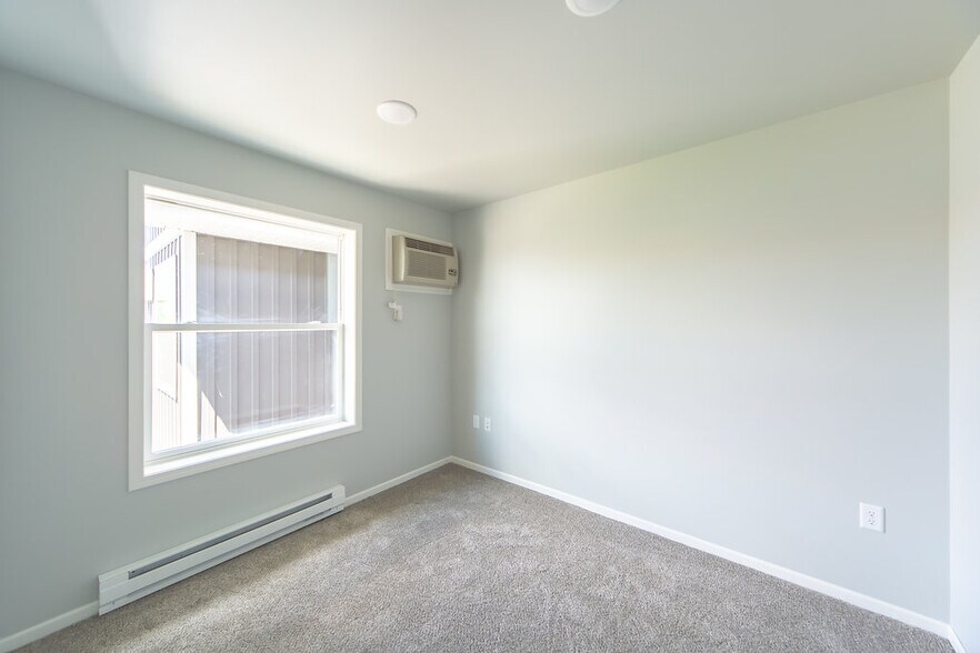 Building Photo - 1701 Dakota Dr N