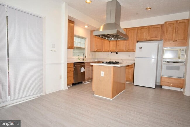 Building Photo - 6617 Cambria Terrace