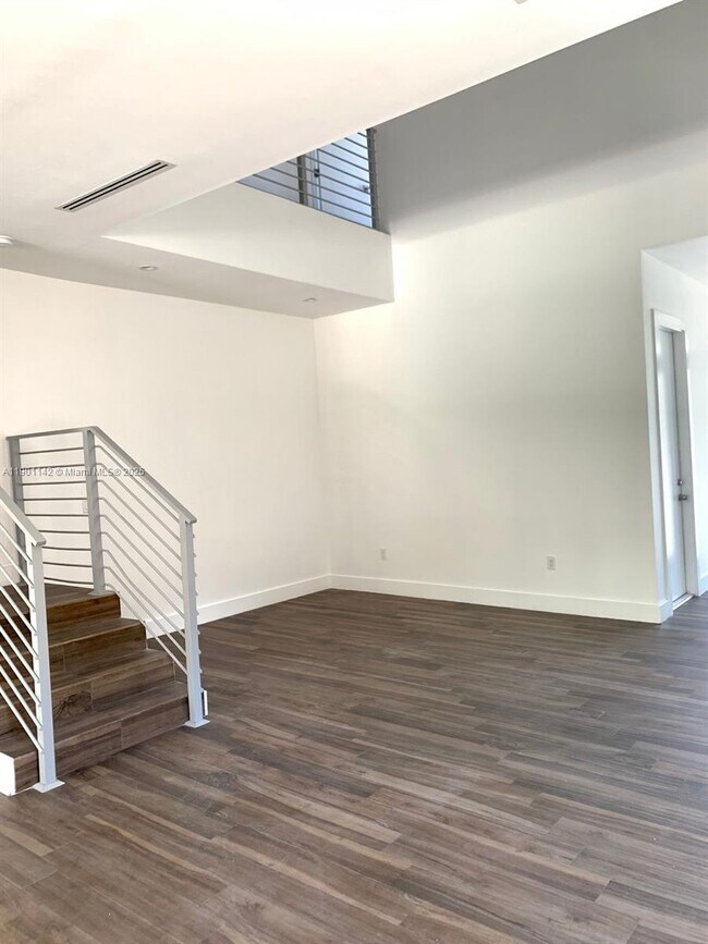 Building Photo - 2852 SW 32nd Ct