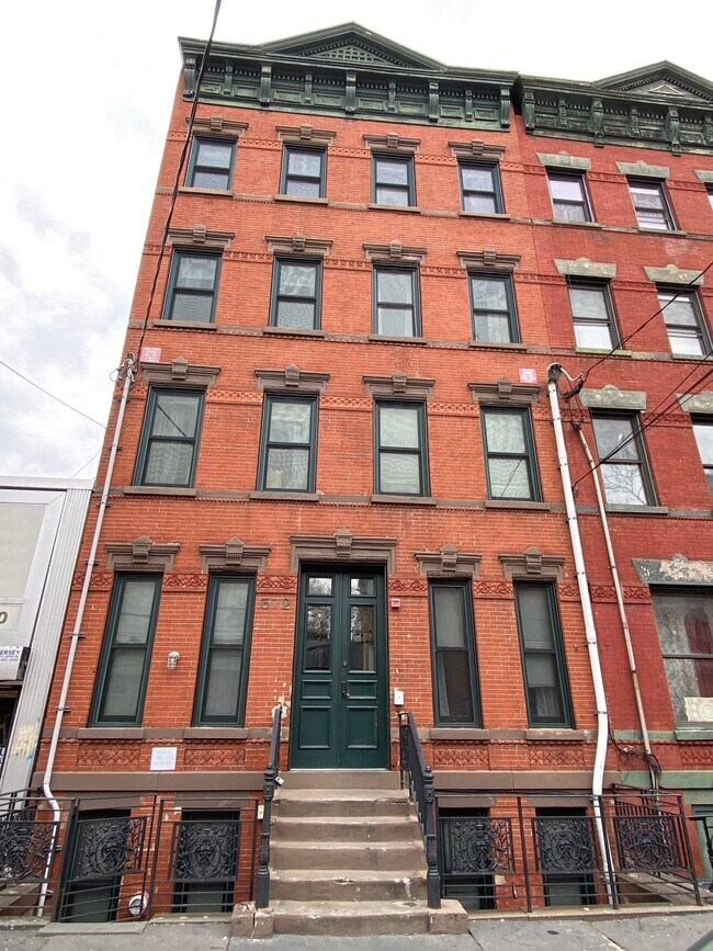 Building Photo - 572 Jersey Ave