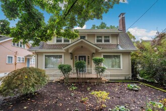 Building Photo - Huge 3 Bedroom 2.5 Bath Home in Laurelhurst