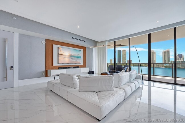 Building Photo - 5000 Island Estates Dr