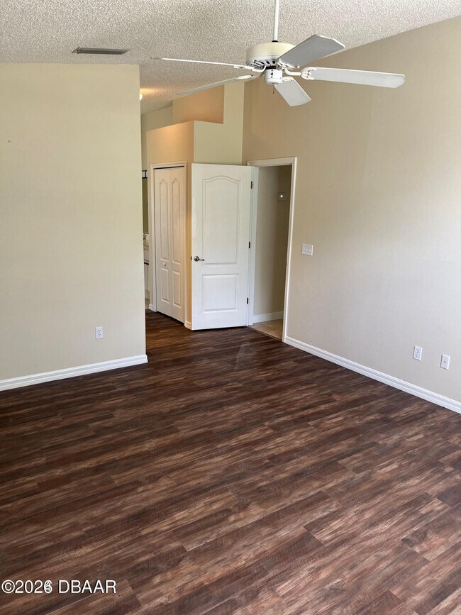 Building Photo - 4 Lonetree Look