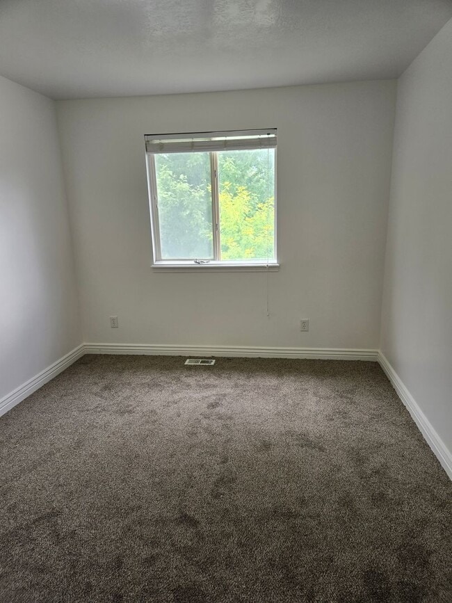 Building Photo - Beautiful 4 Bed, 2.5 Bath Townhome in Prim...