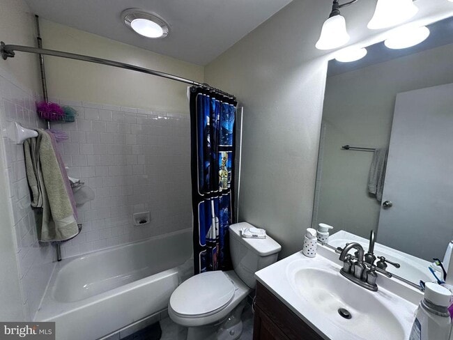 Building Photo - 9579 Tudor Oaks Dr