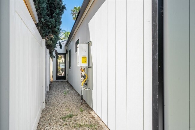 Building Photo - 14309 Califa St