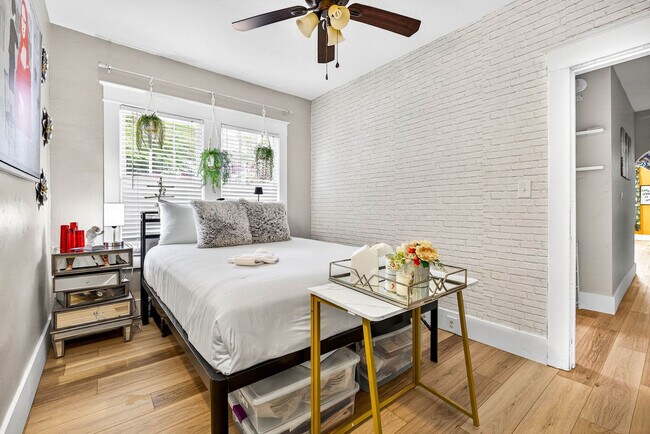 Building Photo - 5901 N Ola Ave