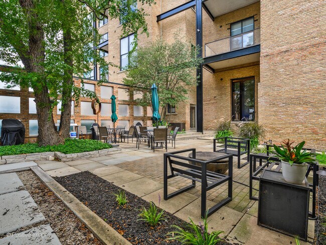 Building Photo - 1872 N Clybourn Ave