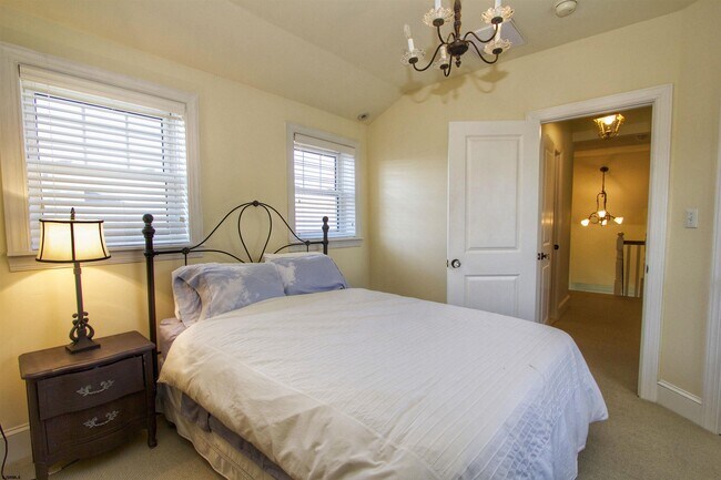 Building Photo - 2 S Dudley Ave