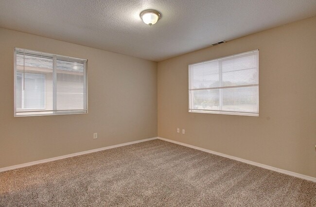 Building Photo - WOODLAND 3 BEDROOM, 3 BATH BEAUTY!