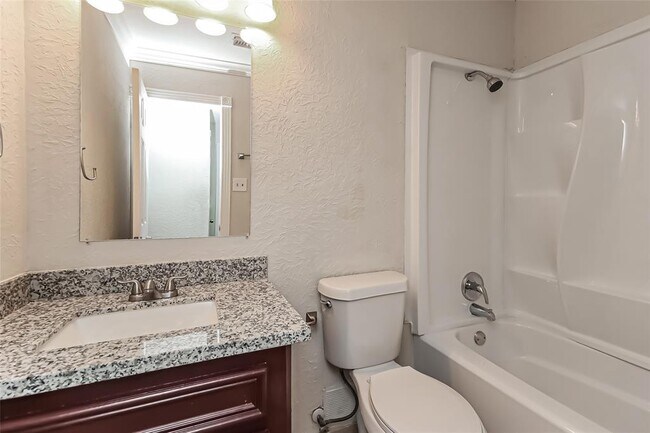 Building Photo - 8610 Greenleaf Lake Dr