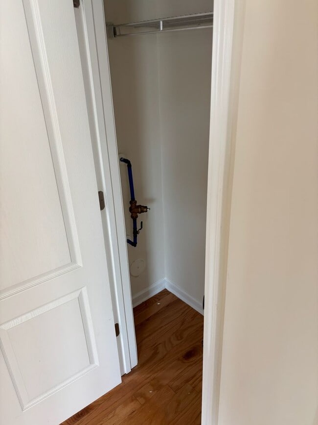 Building Photo - Renovated 3Bd, 2.5Ba End Unit Lake Norman Townhome with Fenced-in Yard and 1 Car Garage Coming Soon