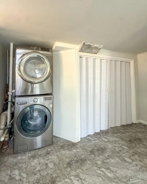 Building Photo - 8xxx Barrett Rd