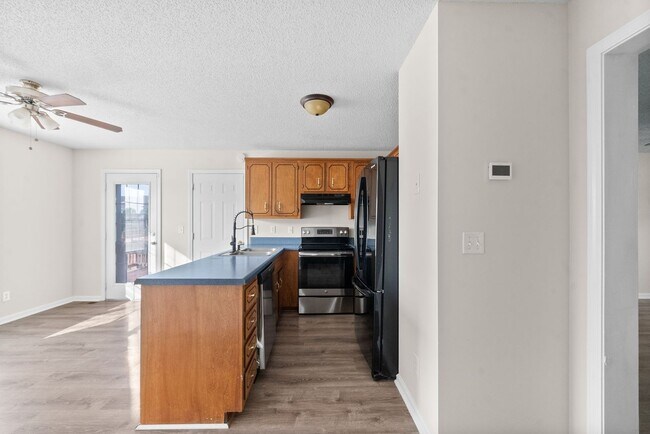 Building Photo - 3bed 2 bath with Bonus close to Fort Campbell and I-24.