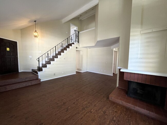Building Photo - Spacious End Unit Home with 2 Master Suite...