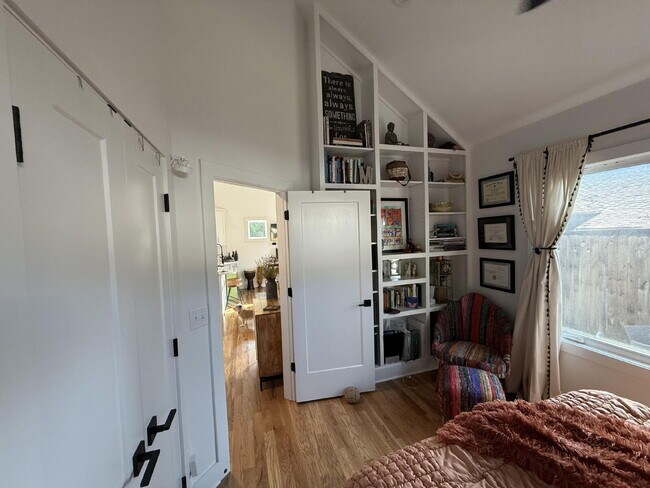 Building Photo - Secluced 800 Sq Ft 1-Bed Gem in Nashville’...