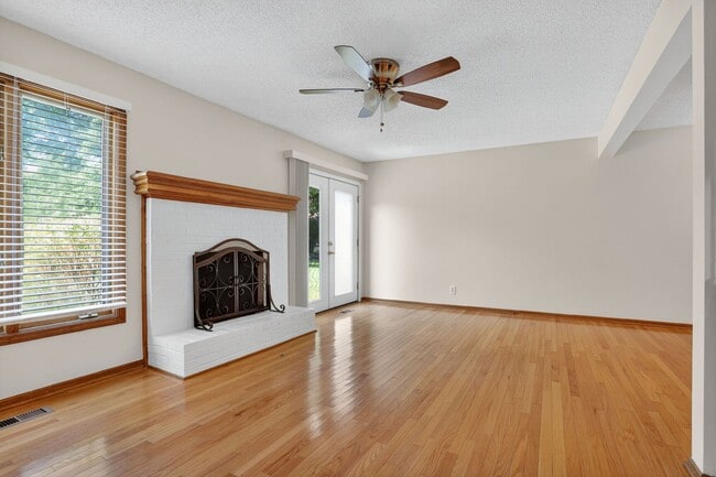 Building Photo - Updated 2 Bedroom 3 Bath townhome with ful...