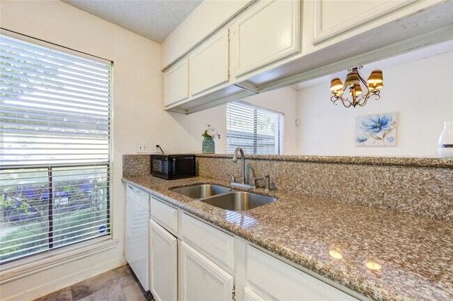 Building Photo - 3741 Thistlemont Dr