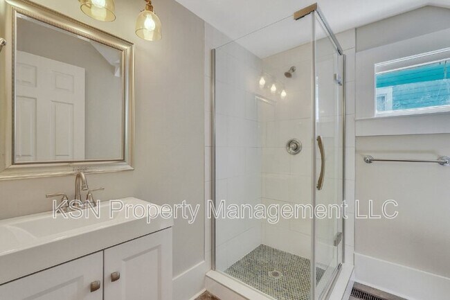 Building Photo - 309 W 33rd St