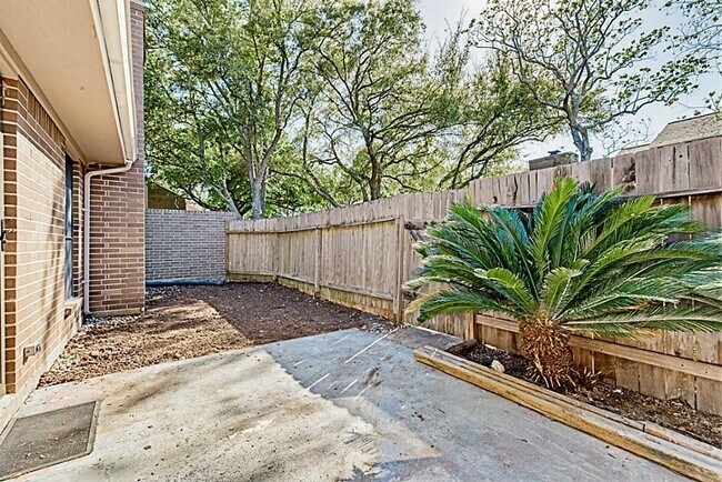 Building Photo - 13830 Hollowgreen Dr