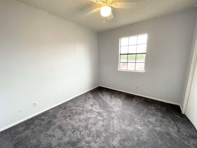 Building Photo - 1423 Agave Dr