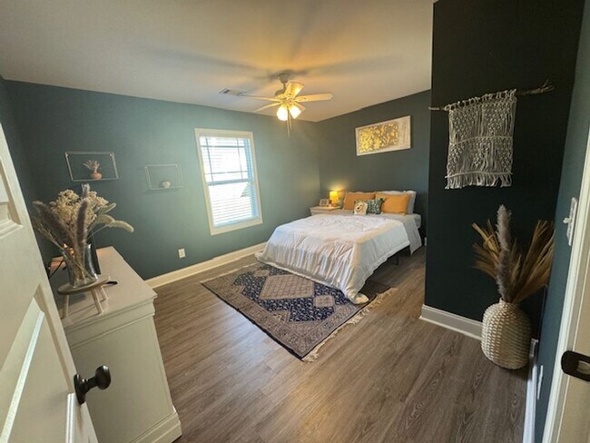 Building Photo - 4br/2ba Pet friendly 1-level home in Fort ...