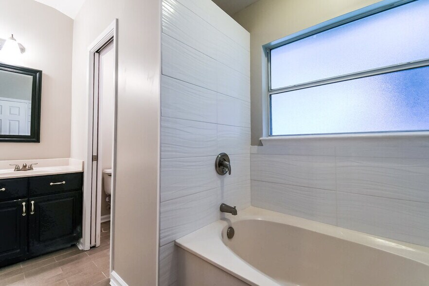 Building Photo - 3701 Woodbriar Dr