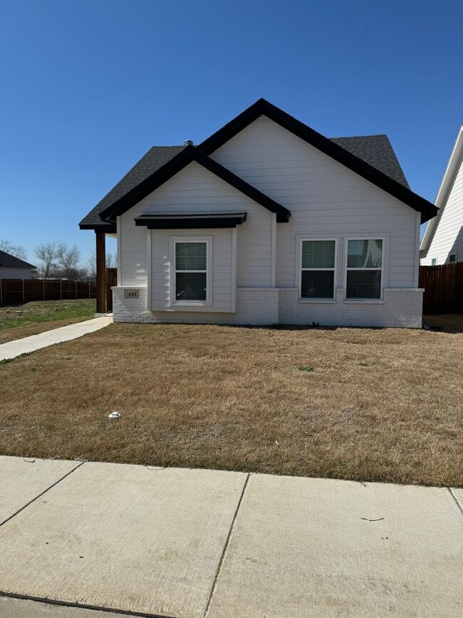 Building Photo - Coming soon! Darling 3/2/2 Fireplace - Walk in Shower - commuter friendly