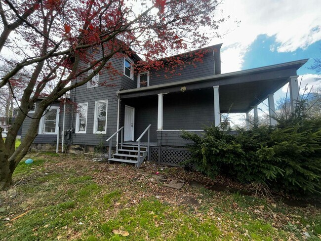 Building Photo - 320 10th St