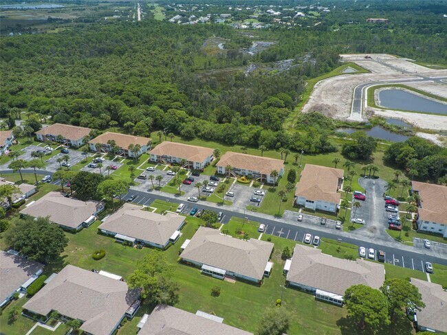 Building Photo - 1217 S Lakes End Dr