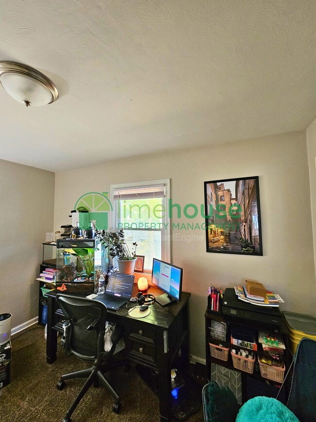 Building Photo - 840 W 43rd St