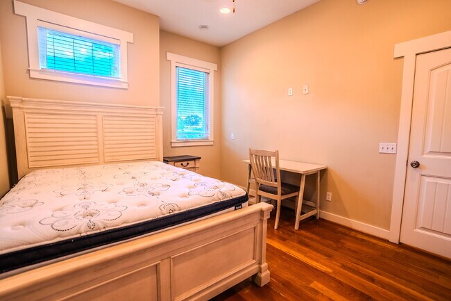 Building Photo - Leasing for FALL 2026! 3Bed/3Bath Townhouse walking distance to FSU! $800/room!