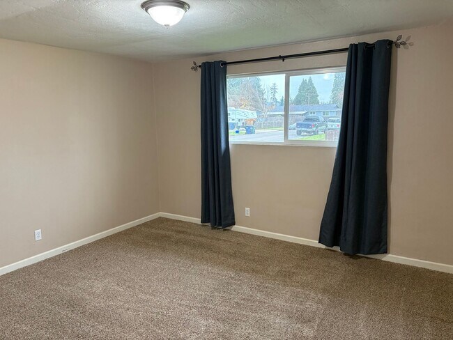 Building Photo - Springfield Duplex- 2 bedroom/1 bath updated unit