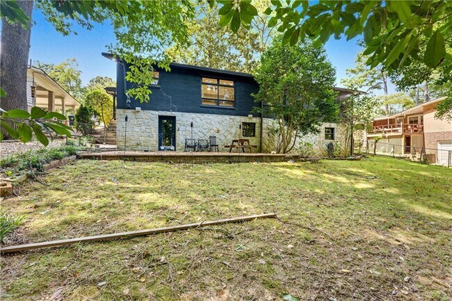 Building Photo - 3831 Greenhill Dr