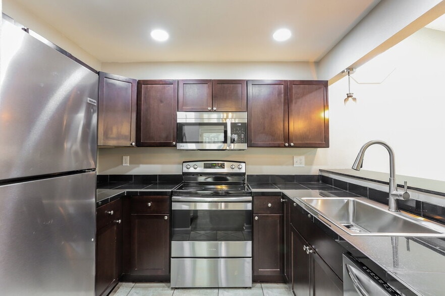 Building Photo - 19690 E Bates Dr