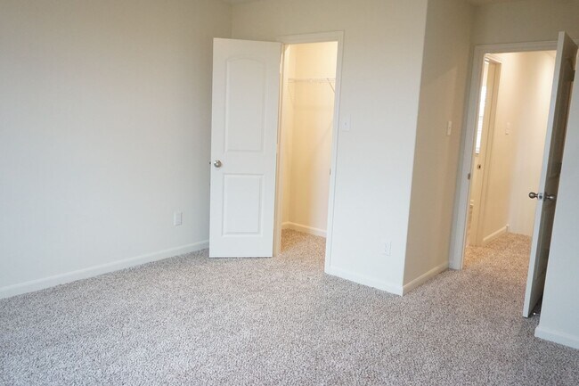 Building Photo - Modern 4 Bedroom Home in Windmill Farms with Community Pools and Trails