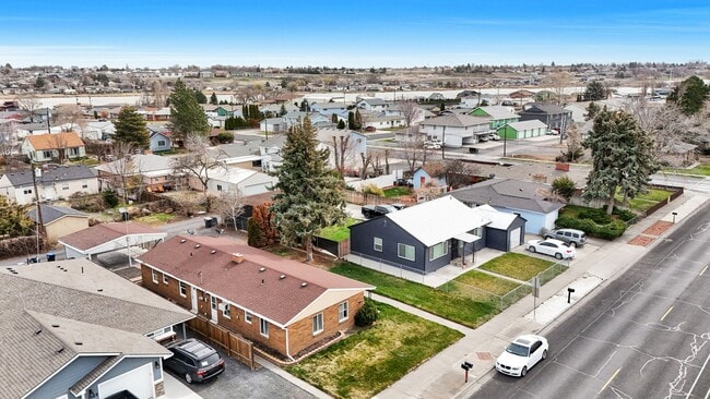 Building Photo - 1131/1133 W Ivy Ave