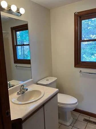 Building Photo - 3 bed 1 1/2 bath 4 level townhome availabl...