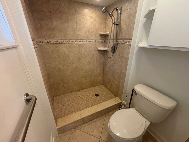 Building Photo - Forest of Golden Hills 3/2/2 ***Hidden Gem***