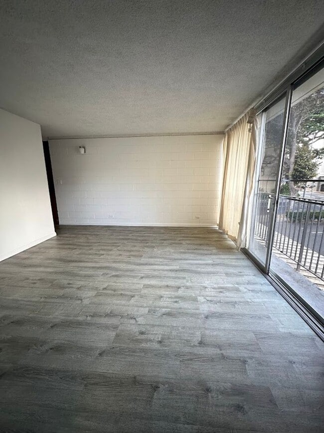 Building Photo - The Continental 2 bedroom, 1 bath, 1 assig...