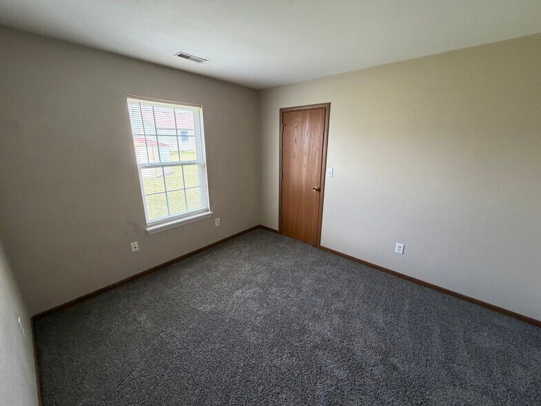 Building Photo - 1216 Wolf Run Ct