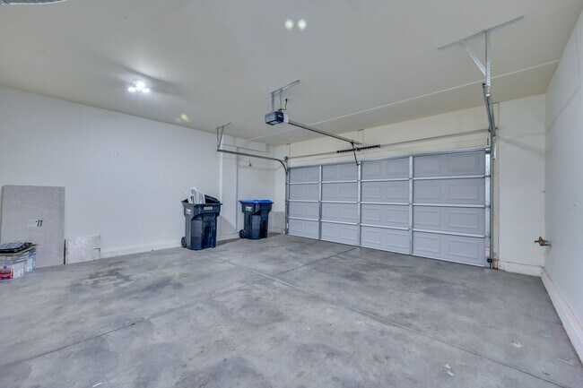Building Photo - NW 3 bedroom!! Community Pool!! Playground...
