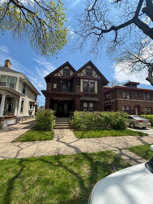 Primary Photo - 1013 College Ave