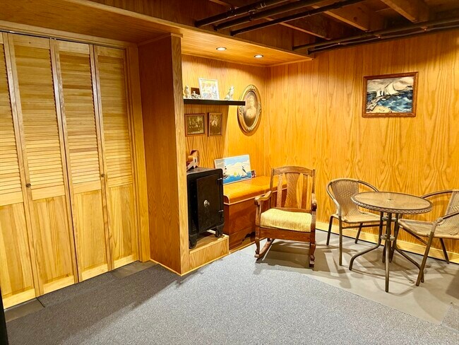 Building Photo - 12 Holiday Dr