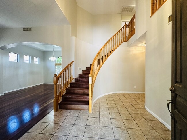 Building Photo - 672 W Raven Dr