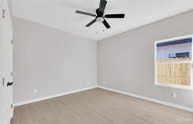 Building Photo - 909 W 13th St