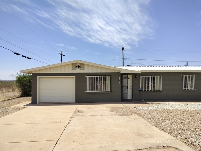 Building Photo - 915 W Helen St
