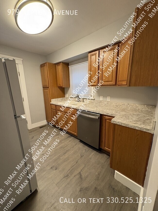 Building Photo - 979 Neptune Ave