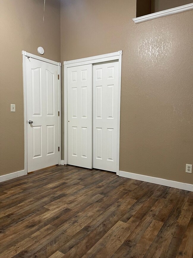 Building Photo - COUNTRY OAKS SUBDIVSION LARGE 3 BED 2 BATH...