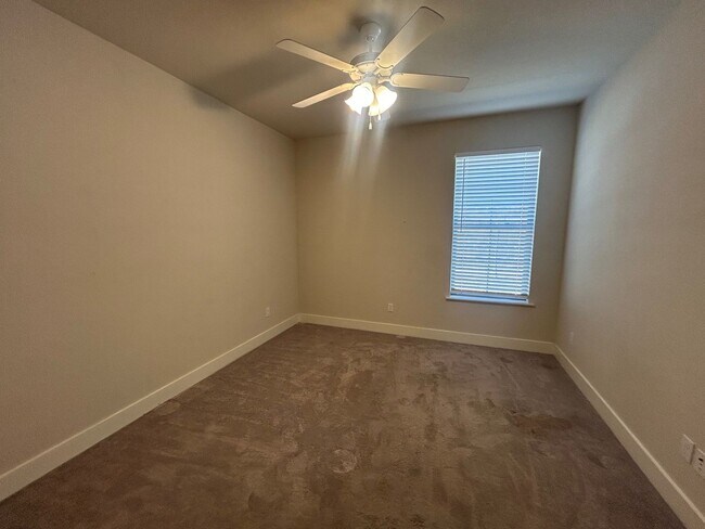 Building Photo - Amazing 3 Bedroom Midway Home